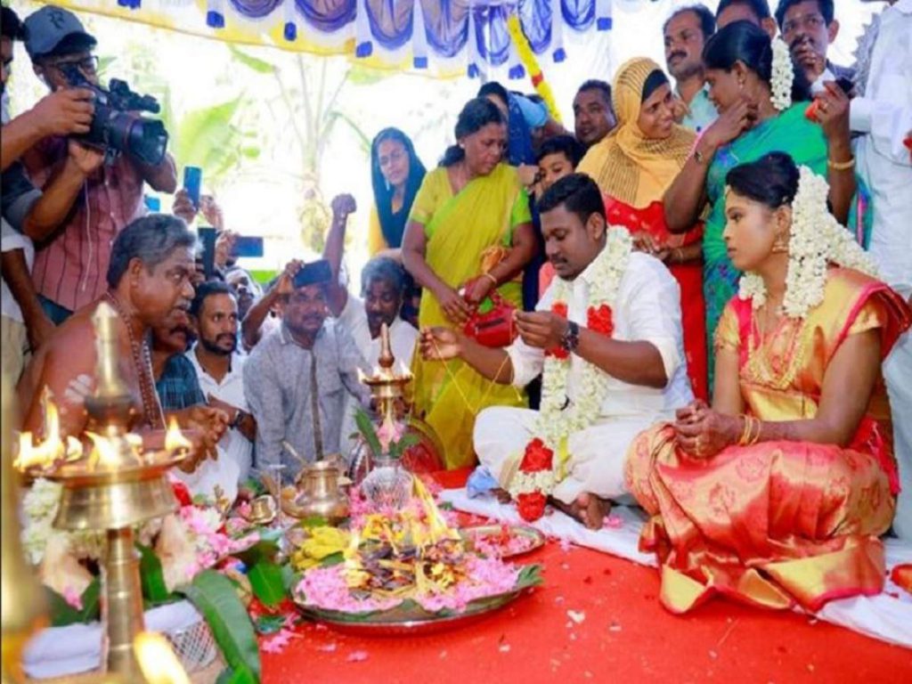 Kerala Mosque Hindu Wedding: Hindu couple ties knot at ancient mosque