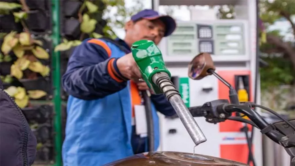Petrol Price in Pakistan is Expected to Drop by Rs. 5.32 per Liter in January 2024