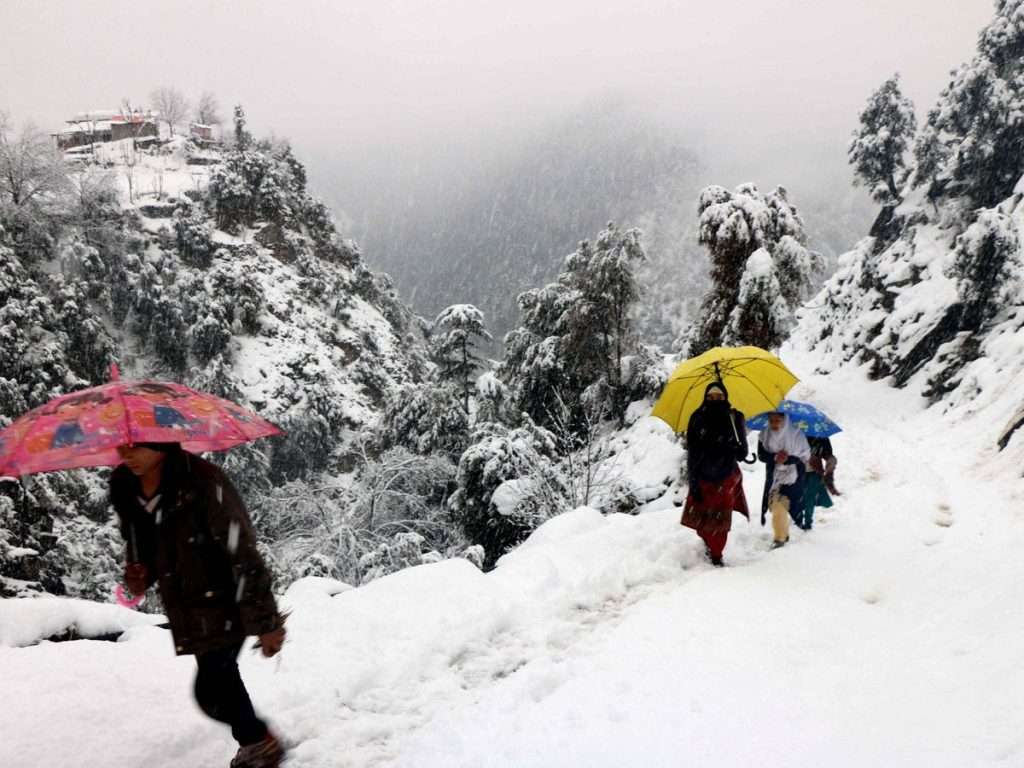 Pakistan Braces for 24 Hours of Weather Extremes: Cold & Dry vs. Misty & Mystical