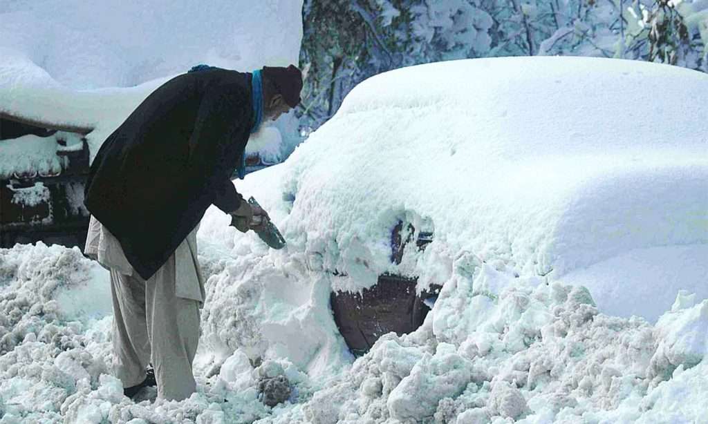 Snowfall in Murree: 7 Inches & Counting! PDMA Forecasts More Snow Tonight