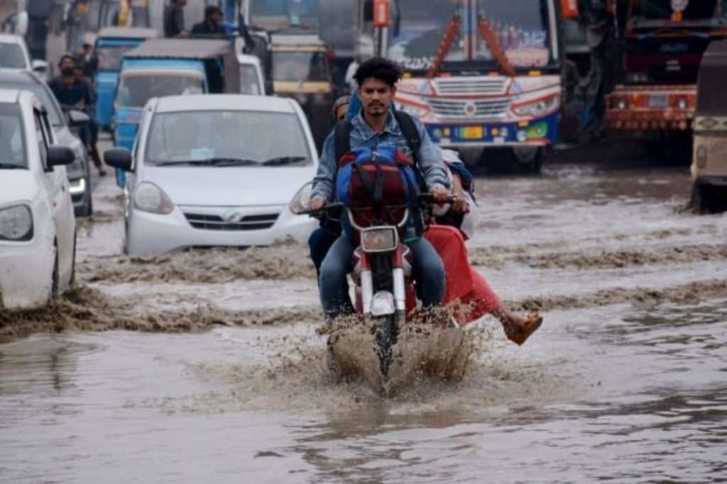 Karachi Braces for Heavy Rain: City Declares Emergency, Schools Closed