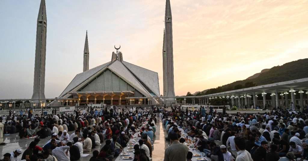 Last Chance to Apply! Faisal Mosque Announces Deadline for 2024 Aitkaf