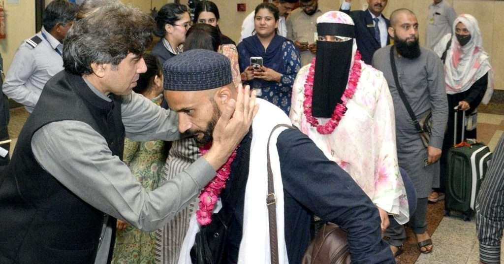 Hajj Pilgrims Return to Karachi: First Post-Hajj Flight Arrives