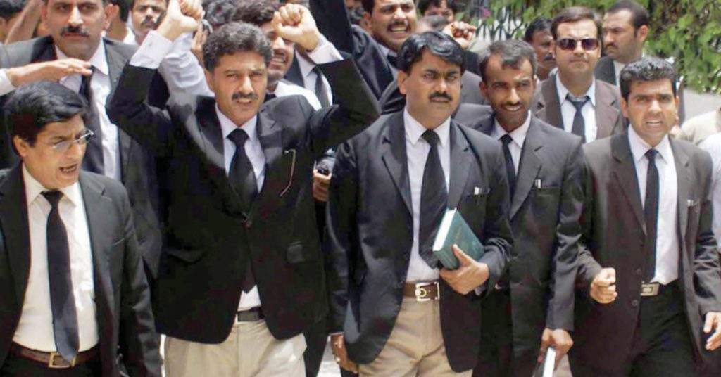 Karachi Lawyers Demand Change of Black and Heavy Uniform Amid Heatwave