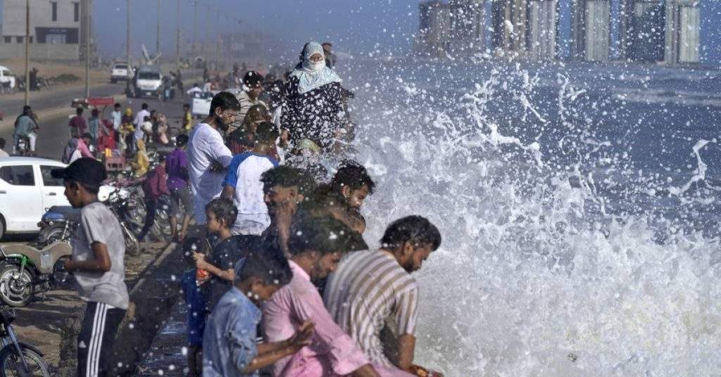 Cyclone ‘Asna’ to Hit Karachi Soon: PMD Issues Urgent Alert