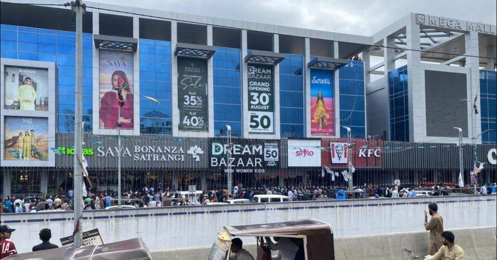 ‘Dream Bazaar’ Mall Opening in Karachi Turns into Disaster