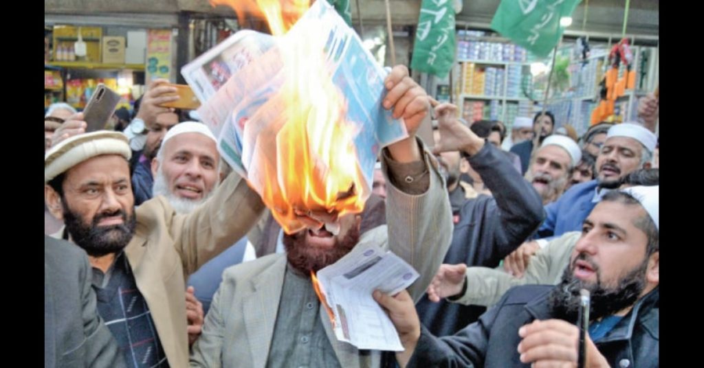 Karachi Roads Blocked Due to Protest Against Electricity and Water Shortages