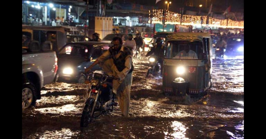 Water Pipeline Burst in Karachi: University Road Traffic Gets Blocked!