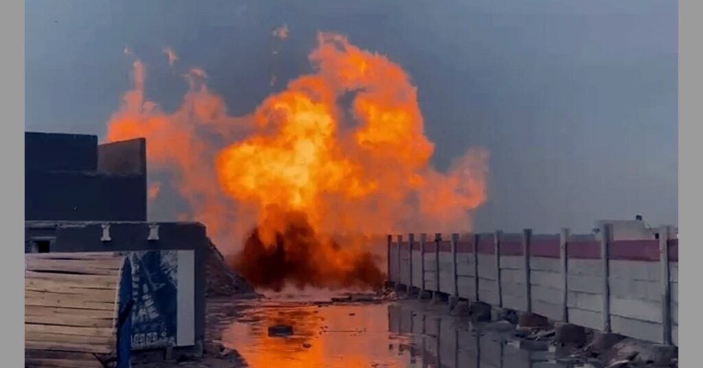 Korangi Fire Update: Uncontrolled Blaze Continues in Karachi’s Korangi Creek