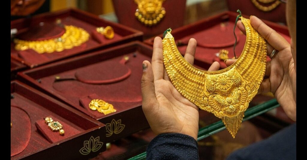 Gold Rate in Pakistan Holds Steady at PKR 425,800