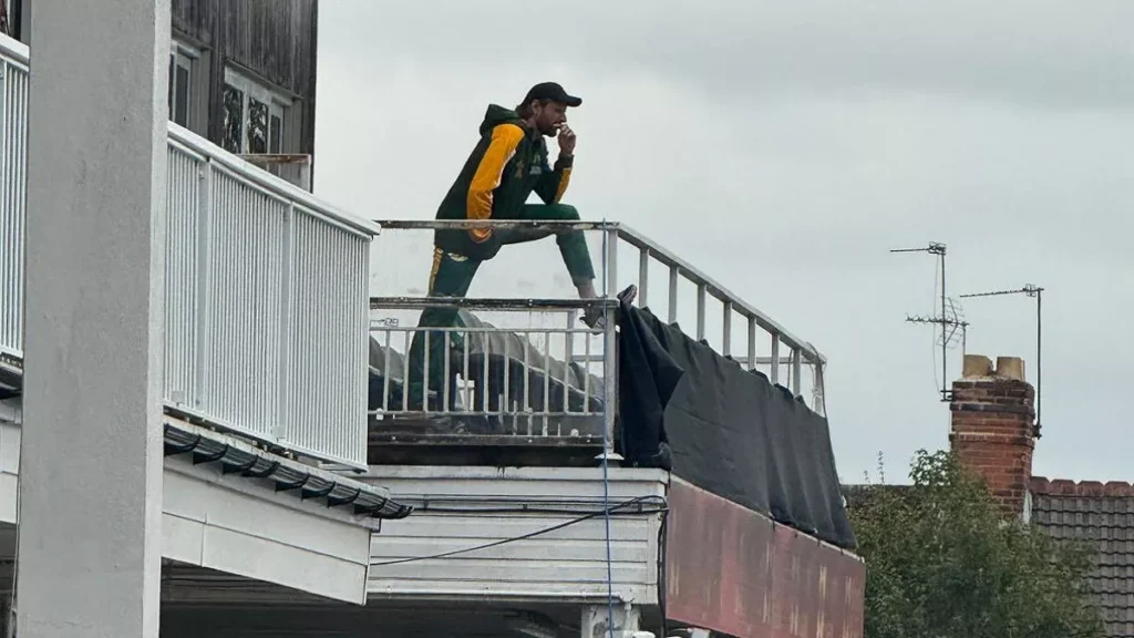 Shahid Afridi’s Viral Balcony Photo Dominates Social Media as India Exits WCL 2025
