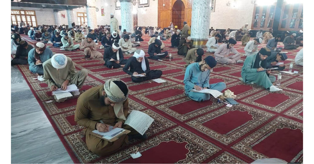 Mufti Taqi Usmani Announces No Online Classes, Beard Required for Exams in Wifaqul Madaris Al-Arabia