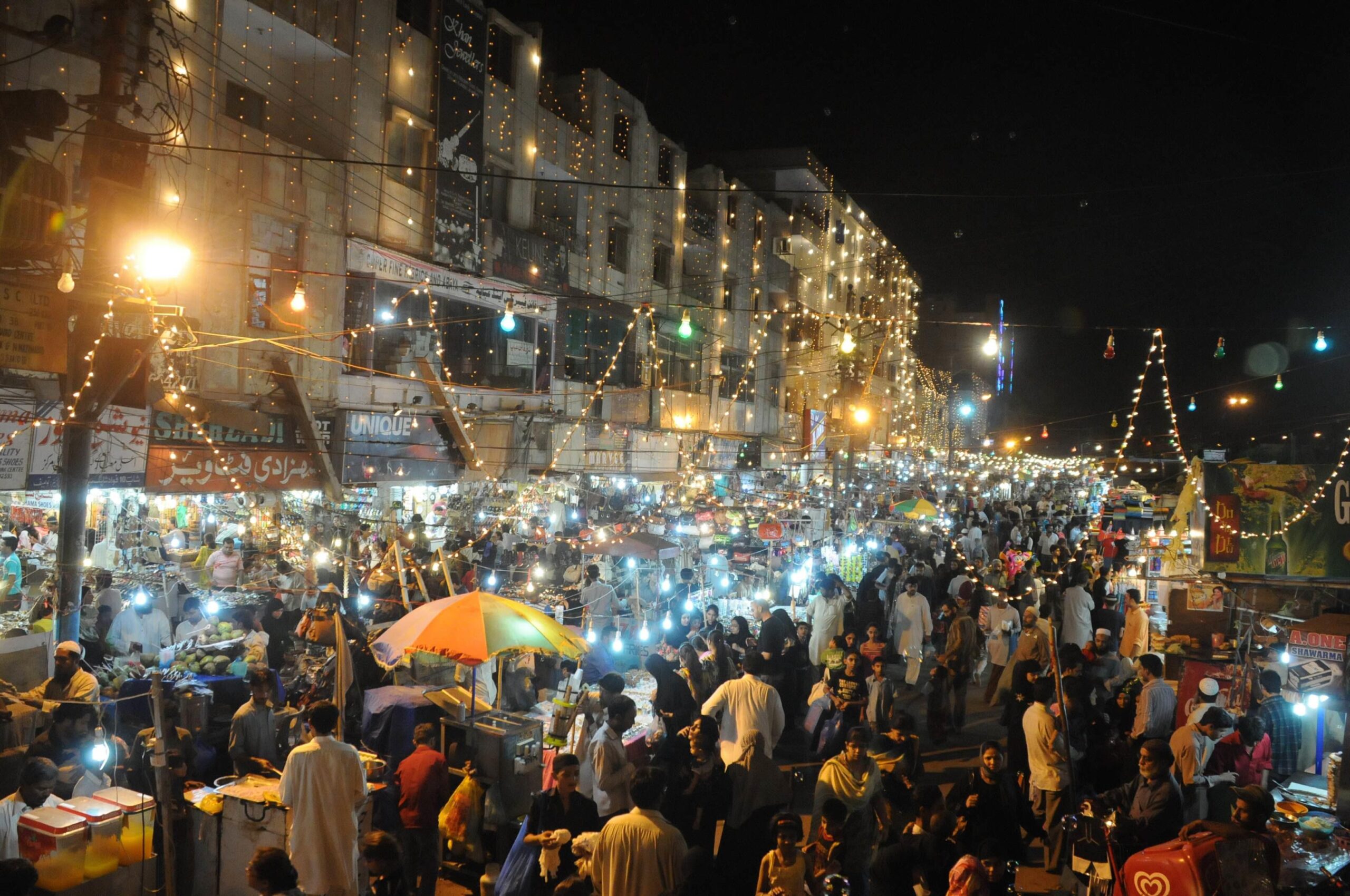 Karachi Chand Raat 2026: Security High as Markets Hit Peak Chaos for Eid in Pakistan