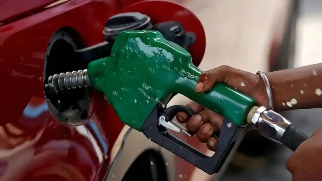 Petrol Price in Pakistan Today Hits Historic High by Rs. 458.40: Government Hikes Fuel Rates by Rs. 137