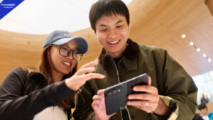 iPhone Duo Reaches Apple Stores Worldwide, Crowds Gathered for Hands-On Demos