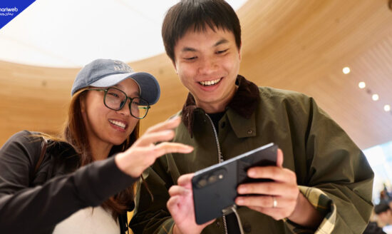 iPhone Duo Reaches Apple Stores Worldwide, Crowds Gathered for Hands-On Demos